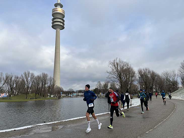 Winterlaufserie München 2022 Teil 2: Lauf über 15 km am 06.01.2022 im Olympiapark, München (©Foto: Martin Schmitz)